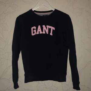 gant sweatshirt - äkta marinblå gant sweatshirt i strl 158/164 men passar även mig som har xs, köpt på kidsvrandstore för något år sen men den har mest legat i garderoben sen dess så dags att sälja nu! köparen står för frakt, osäker på pris så kom med förslag