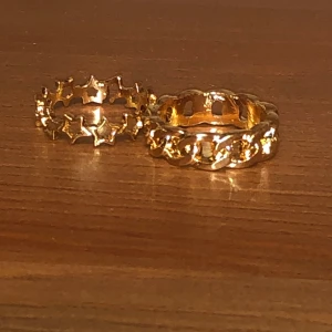 Ringar - Två guldfärgade ringar. Oanvända. Säljs för 20kr/st. Köparen står för frakt. 