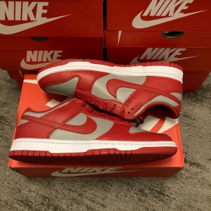 Nike Dunk Low UNLV - Hej. Jag säljer några helt nya par Nike Dunk Low UNLV i storlekarna 40, 42, 43, 44,5 och 47 för 2000kr styck.                                                          Fraktar samma eller nästa dag efter betalning.                                                                  Skriv gärna om du har frågor eller vill ha flera bilder. Storlek 47,5 är sålda.