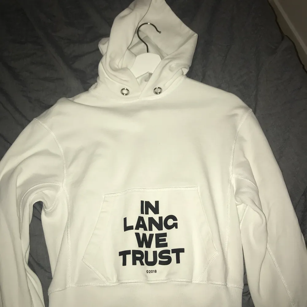 ”In Lang we trust” hoodien. Size xs, men passar som mina vanliga S hoodies. Condition: 9/10, inga flaws. Pris är diskuterbart.. Tröjor & Koftor.