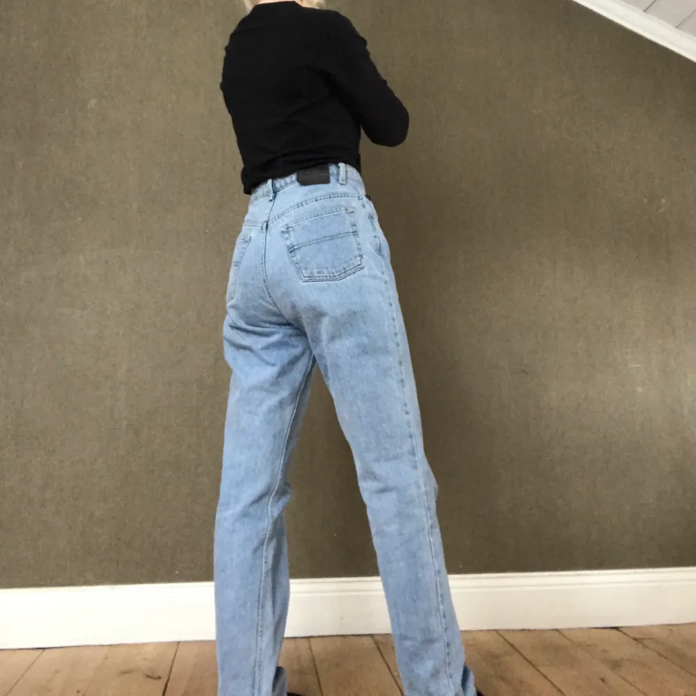 Ljusblå raka jeans som är köpt på beyond retro, men kommer inte till användning, står ingen storlek men skulle säga 36/38:). Jeans & Byxor.