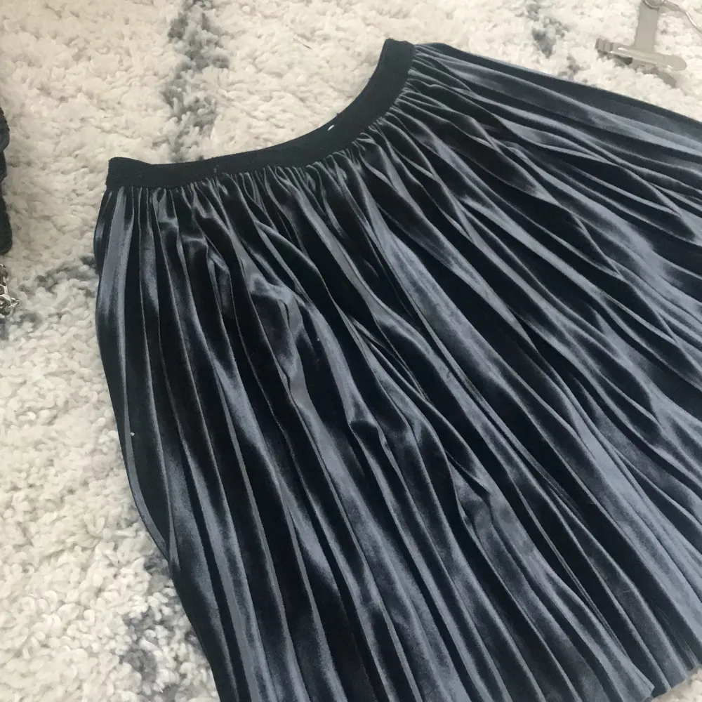 Säljer nu denna kjol från zara!! Den e jätte fin mörkblå/grå passar till så mycket💕säljer då jag har för många kjolar👊🏼passar xs/s. Kjolar.
