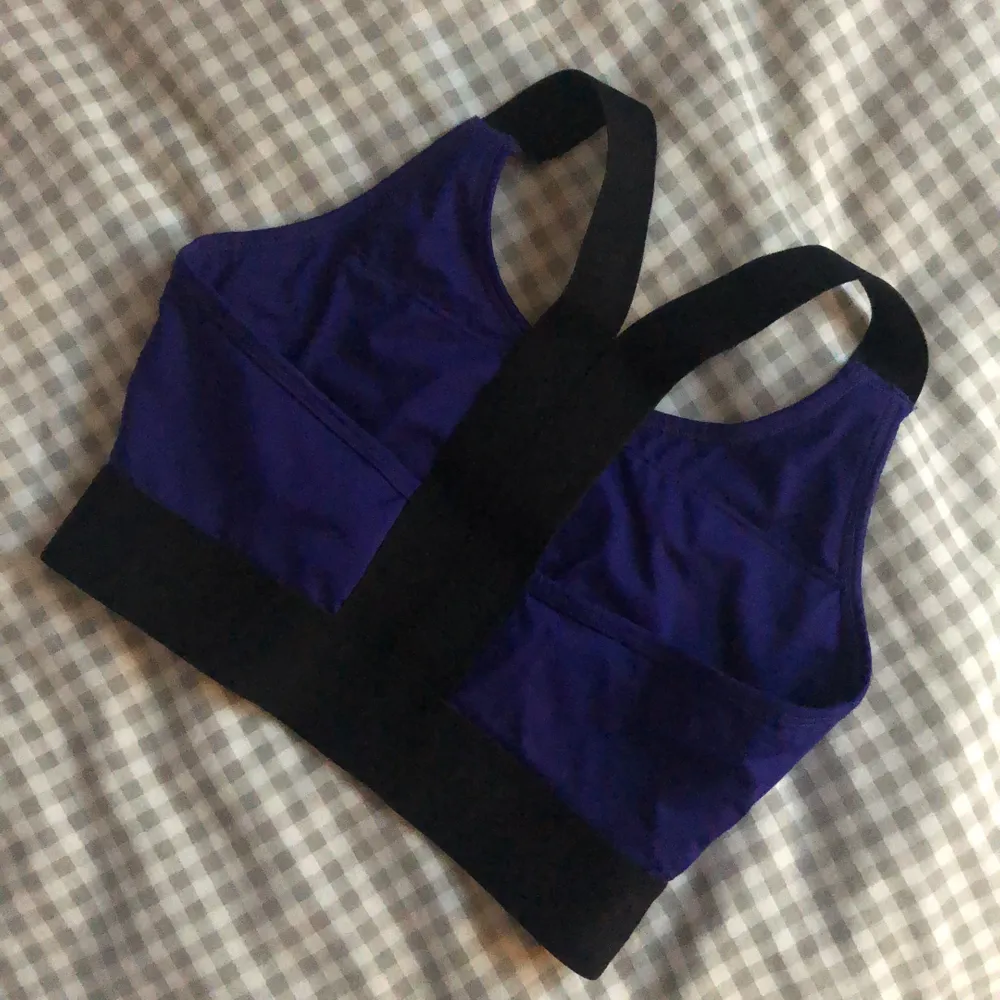 EVERLAST sports Bra, Brand New, never worn due to it not fitting me and being too tight. . Toppar.
