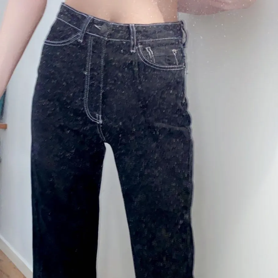 Snygga raka jeans med vita kontrastsömmar. De är lite vida och croppade. Jag är 178 som referens så de hade varit längre på en kortare person. Priset kan diskuteras och köparen står för frakten. . Jeans & Byxor.