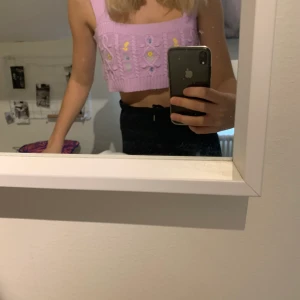 Lila crop op med broderier💗💗💗💗 - Säljer min stickade topp som är använd ett fåtal gånger💗💗💗strl s 