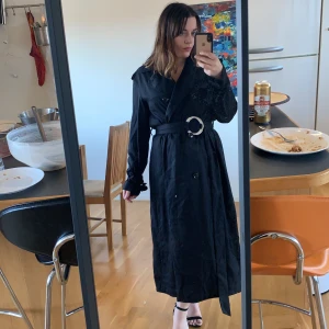 Other Stories kappa - Svart kappa i trenchcoatmodell från Other Stories, storlek 34 (men lite oversize passform). Använd en gång, nypris 1750. 