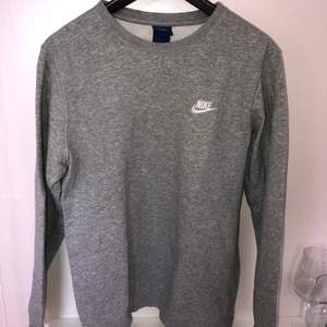 Grå sweatshirt från Nike, storlek S, väl använd men inget som syns!