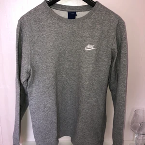 Nike sweatshirt - Grå sweatshirt från Nike, storlek S, väl använd men inget som syns!