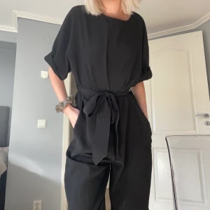 Monki jumpsuit  - Säljer min jättefina jumpsuit från Monki eftersom jag tycker att den är för kort på mig. Jag är 175cm men är man lång och gillar ankellängd så passar den perfekt.
