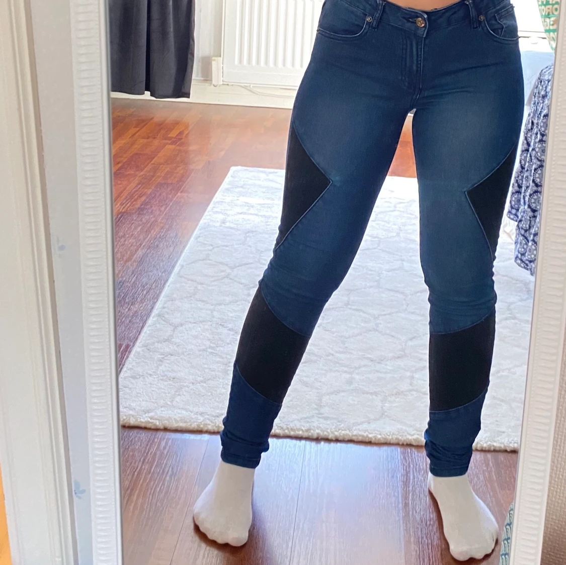 Tajta mörkblå jeans från cubus med coola detaljer