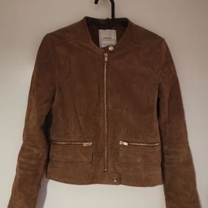 Mango leather jacket - Mockajacka från Mango i storlek XS. Fint skick. Guldiga detaljer. Köparen står för frakten. 