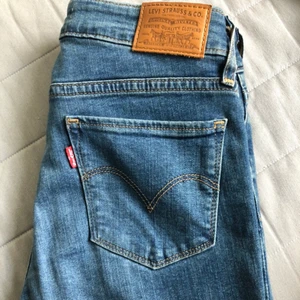 Levis jeans - Endast testat de och det är då bilderna togs, skriv vid fler bilder.   Modellen är 715 bootcut, W24 L32. De är lite för långa för mig som är 162,7 cm, men det är en smaksak. Köptes för 1200kr och aldrig använt. Budgivning eller köp direkt för 800 :) 💗