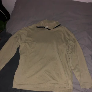 Vintage tröja - Säljer en supercoola vintage beige tröja me krage! Väldigt fint skick! ❤️