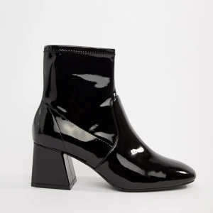 Bershka patent heel boots/ boots i lack med klack - Boots i lack med liten klack. Använd 1 gång. Kan sänka priset♡♡