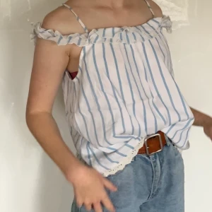 Randig topp - Superfin, somrig vit och blå randig offshoulder topp. Storlek. S/M. Pris 70kr + frakt🌶