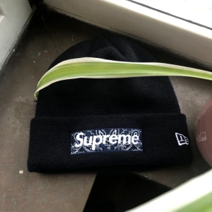 Supreme beanie Bandana Box logo - Säljer min supreme mössa! Mössan är i bra skick och har bara använts några gånger. Inga skador eller hål. Säljer pga den inte använts mer. Såklart äkta! Har du frågor skriv en kommentar eller direkt till mig!