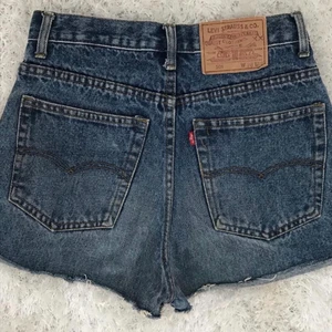Jeansshorts från Levis - Jättesnygga jeansshorts från Levis i storlek 28, dock passar de INTE 28 utan är väldigt små i storleken. De passar mig som vanligtvis brukar ha 25 💓