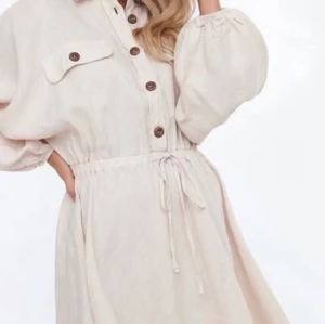 Klänning i linne från Chiquelle  - Klänning i linnetyg från Chiquelle. Nypris 700kr. Sparsamt använd! ❤️ (lånad bild) 