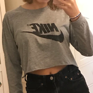 Nike tröja - Fin croppad Nike-tröja! I vanligt tunt tyg. Den e lite nopprig, men annars i bra skick. Bara att skriva ifall du har nån fråga! Stl S men passar även xs💞 frakt tillkommer💓