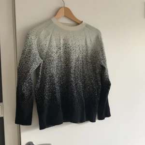 Kofta/jumper från Tiger of sweden - Tröja i fint mönster från Tiger. Riktigt skön och varm!