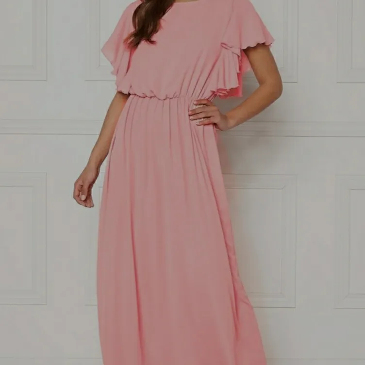 Lång rosa elegant klänning i storlek XS. Använd endast 1 gång. Fortfarande ny.                           Bud från  👉 100 kr  avslutas på måndag 🥰. Klänningar.