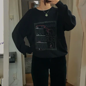 Iceberg stickad tröja - Skön tröja från Iceberg x gulliver i bra skick. Fin vit krage högst upp, kliar inte. Hör av er om ni har frågor. Är flera intresserade så blir det budning 💞💞💞 frakt tillkommer