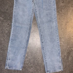 High Rise split hem straight leg jeans - Färg: ligg blue, storlek:38. Byxorna är långa och lite stora och passar perfekt för modet som inne just nu. Passar prefekt för långa personer. 