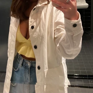 Supersnygg jacka  - Jättesnygg jacka som är perfekt att bygga lager med nu till hösten! ”Denim” material, herrstorlek S så sitter lite oversized!