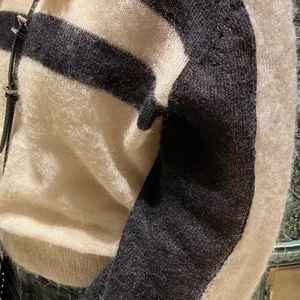 & Other Stories, stickad tröja  - Hej, En stickad tröja från & Other Stories som jag köpt för ungefär ett år sedan för 750 kr. Den är i fint skick, och inte så använd. 