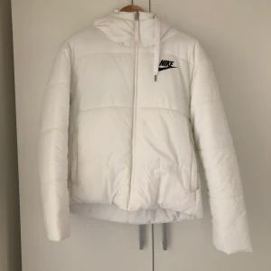 Nikéjacka - En vit jacka från Niké som går att vända ut-och-in för en annan look. Bra skick. Storlek M.