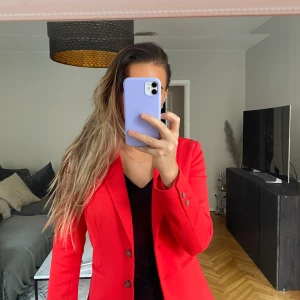 Röd kavaj från H&M - Röd kavaj från H&M, använder inte längre. Använd fåtalet gånger, fint skick! Storlek 38 men skulle säga att den passar ner till XS. 