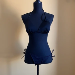 Bikini - Topp i L underdel i s