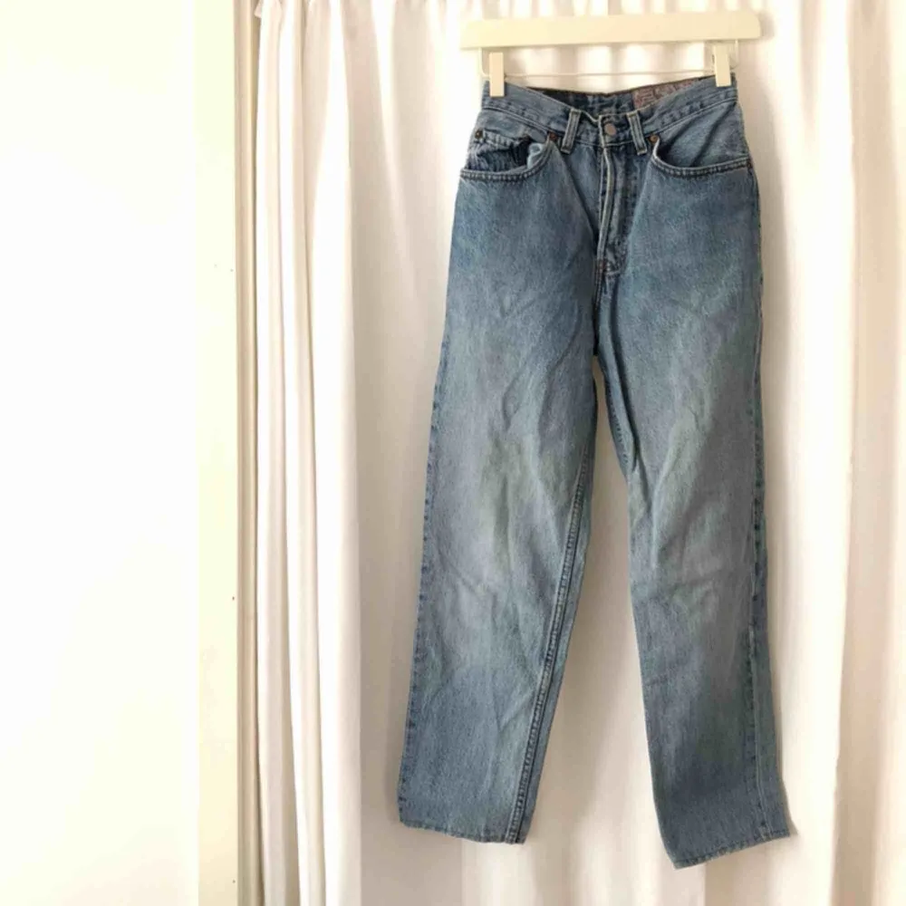 Vintage levis jeans. Superfin acidwash. Väldigt små i storleken men skulle säga att de är en rak byxa hög i midjan! . Jeans & Byxor.
