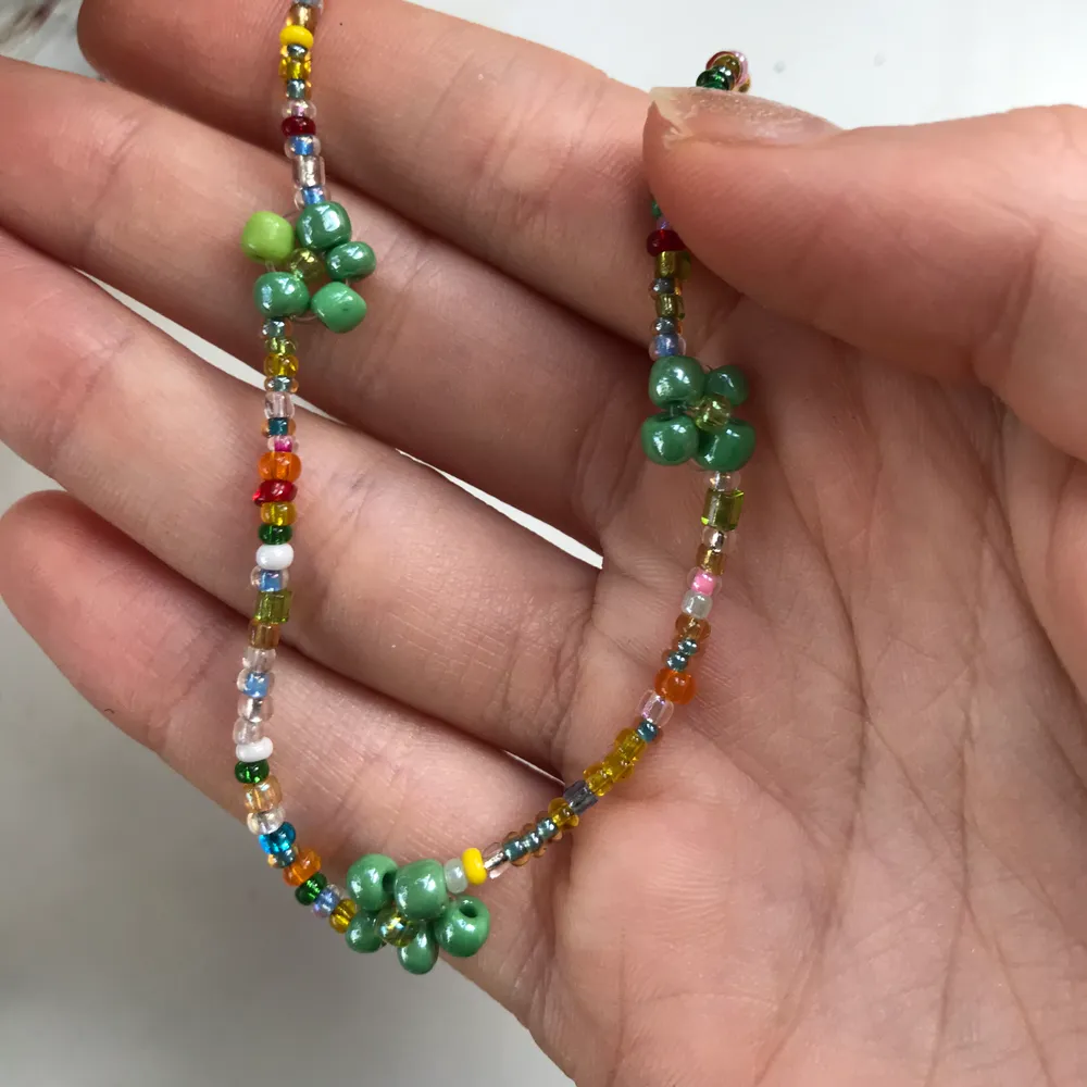 Halsband i elastisk tråd med gröna blommor som detalj! Enkelt men jätte sött🤩. Accessoarer.