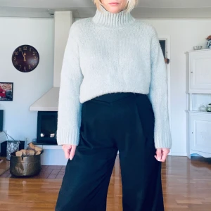 Mintgrön stickad tröja - Stickad tröja i mintgrön färg. Använd sparsamt så i fint skick. GRATIS FRAKT🦋