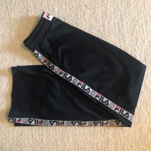 Fila byxor - Vida fila byxor i storlek Xs men passar mig som har S och är 162cm lång💜 Använda fåtal gånger!