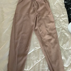 Byxor Xs  - Hämtas upp i värnhem,Malmö. Kan skickas, köpare står för frakt. 