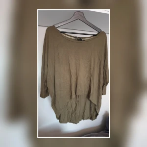Magtröja storlek L - Ser mörk brun/beige ut men är lite mer grön i verkligheten