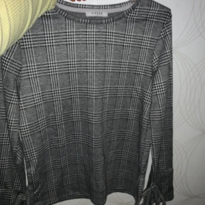 Grå tröja - Bra skick använd 1-2 gånger. Sitter väldigt snyggt på den som bär den. 