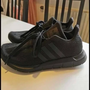 Adidas strl 37,5 - Fint skick. Köpte dom för 1 år sen för 600:- men eftersom dom är för stora för mig som vanligtvis är 36 (ibland 37) så har dom blivit liggande i garderoben.  KÖPAREN står för frakt. 