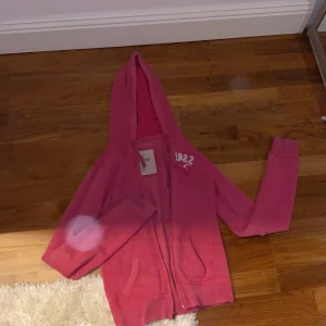 Snygg trendig tröja med dragkedja ifrån hollister - Snygg och trendig tröja ifrån Hollister säljer pga av att den inte kommer till användning. Haft den i några år men endast använt den ca 10 ggr.