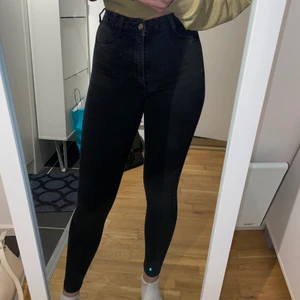 Högmidjade svarta jeans - Fina högmidjade tighta svarta jeans från Zara💗 använts ett antal gånger men börjar bli försmå💗 köparen står för frakt