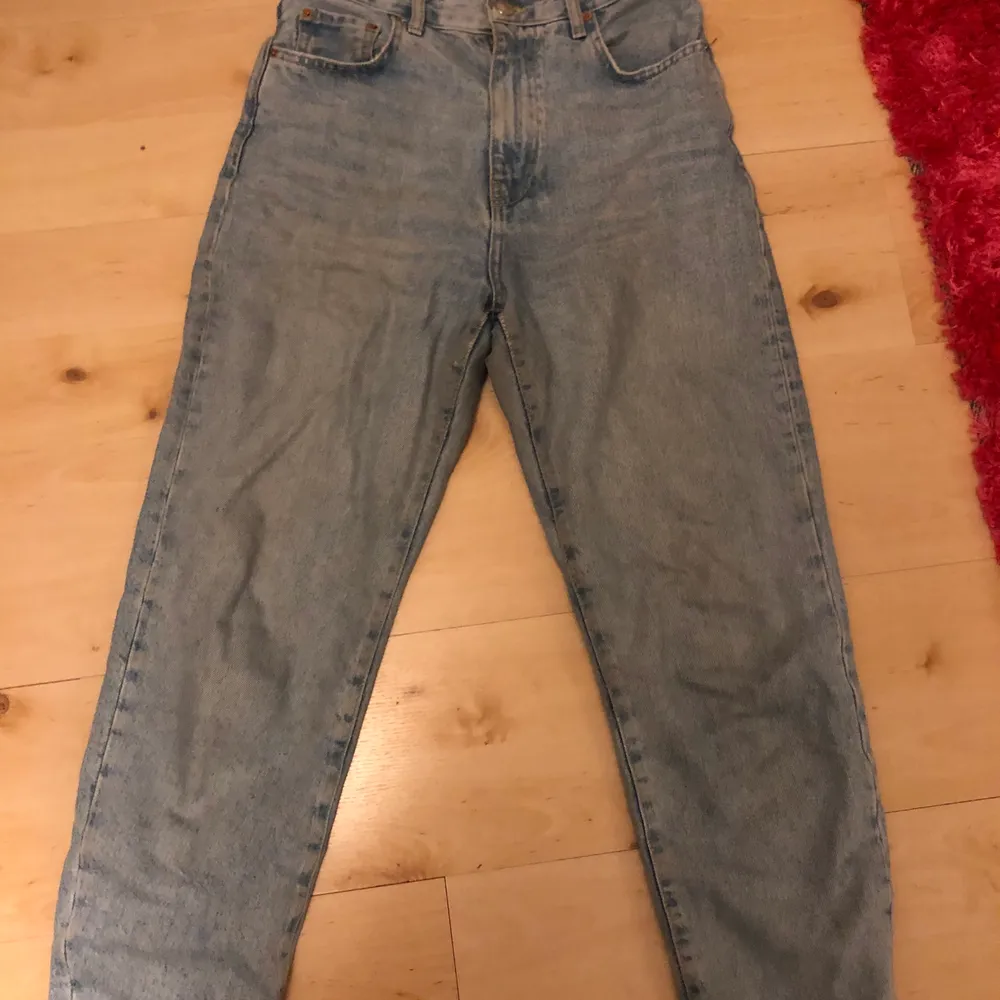 Mom jeans från Gina tricot i storlek 38. Köpta för något år sedan för ca 500kr. Säljer då de är lite för korta för mig som är 177cm lång. Säljer för 150kr plus frakt . Jeans & Byxor.