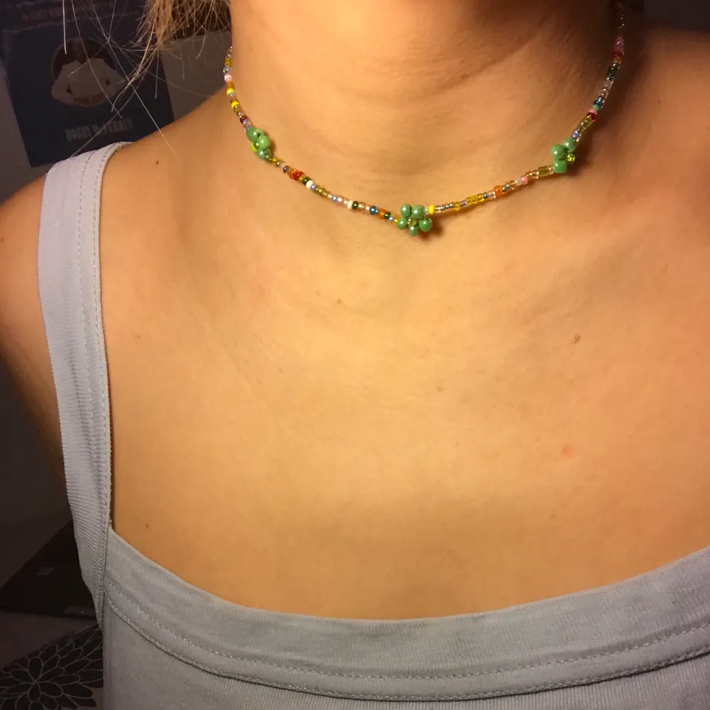 Halsband i elastisk tråd med gröna blommor som detalj! Enkelt men jätte sött🤩. Accessoarer.