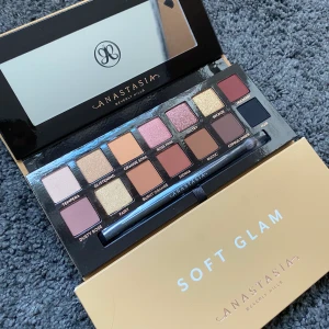 Anastasia beverly hills Soft glam palette - Helt oanvänd Anastasia beverly hills palette! Ordinarie pris: 565kr, säljer för 395kr inklusive frakt!!❤️