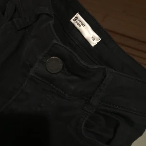 Bootcut jeans - Svarta jeans som knappt är använda! Slitningar vid slutet av benet och på knäna.