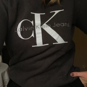 Brun Calvin Klein tröja S - Säljer tröjan för 150kr. As skön o perfekt till hösten 👍🏼 Köparen står för frakt. 💜