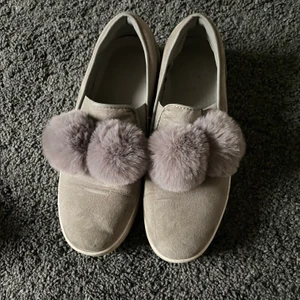 Skor - Säljer ett par skor som nästan aldrig är använda. De är i storlek 39 o säljs för 70kr+frakt