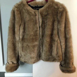 Storlek S - Har använt 3 gånger helt ny från zara. Finns i liljhbolmen att hämta .