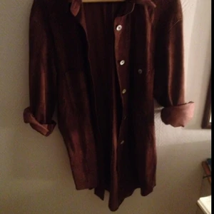  - Så himla fin mockaskjorta ( riktig mocka) storlek 38/40 men väldigt långsmal. Inte så stor i axlarna med andra ord , säljer på grund av lite för lång. 